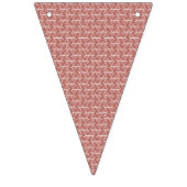 赤とピンクの織物がパターン化された絨毯の上に敷かれ バンティングフラッグ (第2の旗)