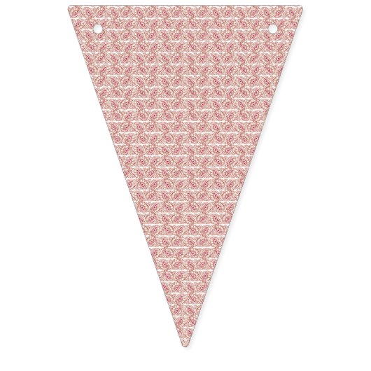 赤とピンクの織物がパターン化された絨毯の上に敷かれ バンティングフラッグ (第2の旗)