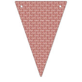 赤とピンクの織物がパターン化された絨毯の上に敷かれ バンティングフラッグ (第1の旗)