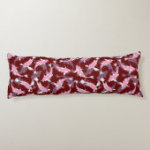 赤とピンクの繰り返しモチーフ |コイ魚の柄 ボディピロー (裏面)