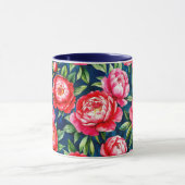 赤とピンクの芍薬と緑の葉の青いパターン マグカップ (中央)