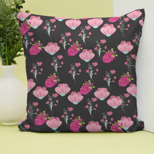 赤とピンクの花が黒に模様を付ける クッション