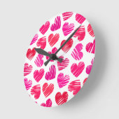 赤とピンクの落書きのラブハート ラウンド壁時計 (傾斜)