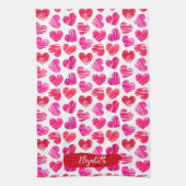 赤とモダンピンクのドードルハートバレンタイン名 キッチンタオル (縦)