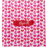 赤とモダンピンクのドードルハートバレンタイン名 シャワーカーテン (正面)