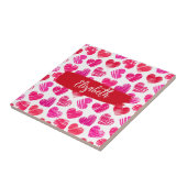 赤とモダンピンクのドードルハートバレンタイン名 タイル (側面)