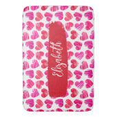 赤とモダンピンクのドードルハートバレンタイン名 バスマット (正面縦)