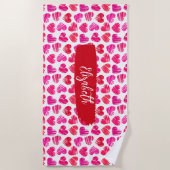 赤とモダンピンクのドードルハートバレンタイン名 ビーチタオル (正面)