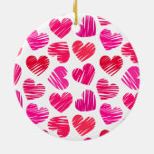 赤とモダンピンクのドードルハートバレンタイン セラミックオーナメント (裏面)