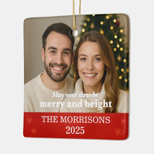 赤とモダン金ゴールドのスノーフレークの家族の写真 セラミックオーナメント (左)