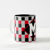 赤とモダン黒のチェッカーボードヴィンテージパターン ツートーンマグカップ (正面左)