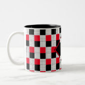 赤とモダン黒のチェッカーボードヴィンテージパターン ツートーンマグカップ (左)