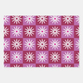 赤と市松模様にピンクのチェッカーボード上の白いデイジー ラッピングペーパーシート (正面3)