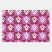 赤と市松模様にピンクのチェッカーボード上の白いデイジー ラッピングペーパーシート (正面2)