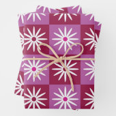 赤と市松模様にピンクのチェッカーボード上の白いデイジー ラッピングペーパーシート (インサイチュ)