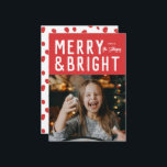 赤と明メリーるいタイポグラフィはっきりしたクリスマスフォト シーズンカード<br><div class="desc">今年のトレンドを送信するこの新しい休日の写真カードあなたの写真とモダンタイポグラフィをフィーチャーする。背面には、追加の写真と気持ちのためのパターンとスポットが備えられている。このカードはフォントや色など完全にカスタマイズ可能。</div>