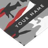 赤と灰色の迷彩自分の名前をパーソナライズ ショートテーブルランナー (コーナー)