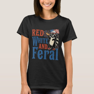赤と白と野生の楽しいアライグマ アメリカ独立記念日 Tシャツ