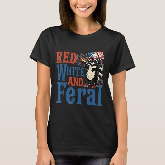 赤と白と野生の楽しいアライグマ アメリカ独立記念日 Tシャツ (正面)