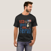 赤と白と野生の楽しいアライグマ アメリカ独立記念日 Tシャツ (正面フル)