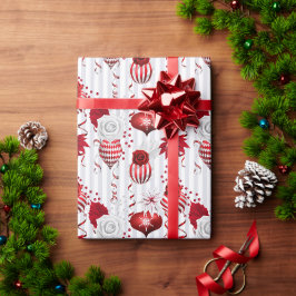 赤と白のクリスマスオーナメントとバラのホリデー ラッピングペーパー