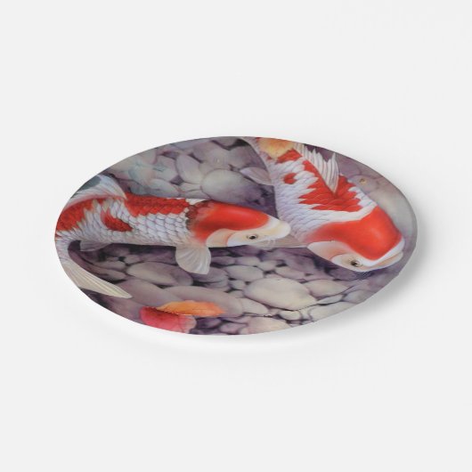 赤と白のコイの魚のいる池 ペーパープレート (アングル)