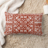 赤と白の伝統的な家の旧式なレース ランバークッション (ブランケット)