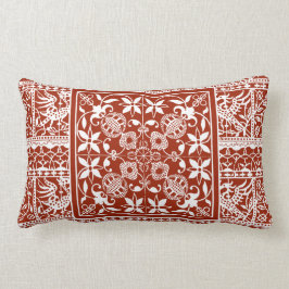 赤と白の伝統的な家の旧式なレース ランバークッション