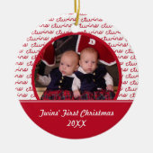 赤と白の双生児の初めてのクリスマスの写真のオーナメント セラミックオーナメント (正面)