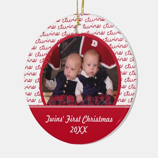 赤と白の双生児の初めてのクリスマスの写真のオーナメント セラミックオーナメント (左)