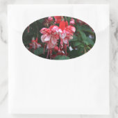 赤と白の明るい赤紫色の花の庭の開花 楕円形シール (バッグ)