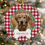 赤と白の格子模様の犬の写真クリスマスリース セラミックオーナメント<br><div class="desc">このバッファローのプライド犬の写真クリスマスパーソナライズされたリースオーナメントで赤と白、あなたの休日の装飾に素朴なtouchを追加する。ペットの写真の周りに緑の離れフェスティバルと果実が付いたオーナメントリースを備え、クリスマスの木に彼らの毛皮の友人を展示したい愛犬家に最適な。休日ユニークお祝いの記念の品。</div>