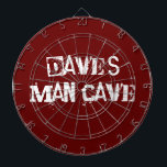 赤と白カスタム ダーツボード<br><div class="desc">男性の洞窟に最適な、このカスタムのダーツボードは濃い赤で、おもしろいの白いはっきりした文字です。 ニーズに合わせて文字をカスタマイズします。 ゲーム好きのアイディアにぴったりの贈り物。</div>