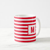 赤と白ストライプのデザイン独身のイニシャル コーヒーマグカップ (正面右)