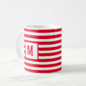 赤と白ストライプのデザイン独身のイニシャル コーヒーマグカップ (正面左)