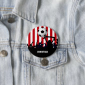 赤と白ストライプサッカーのファンとサッカー 缶バッジ (インサイチュ)