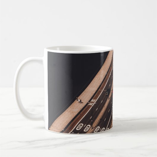赤と白バスランニングオンブリッジ コーヒーマグカップ (左)
