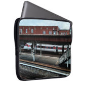 赤と白列車 ラップトップスリーブ (正面右)