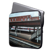 赤と白列車 ラップトップスリーブ (正面左)