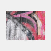 赤と白絵を描壁 フリースブランケット (正面(横))