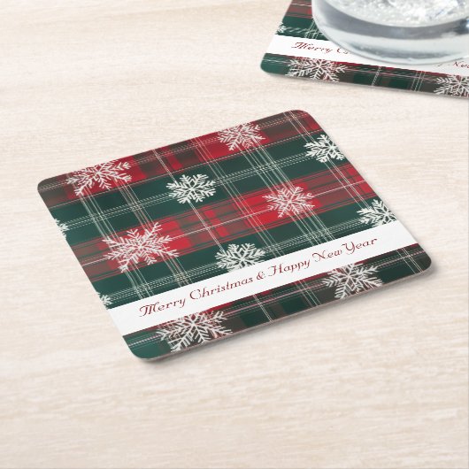 赤と素朴緑の雪片パターンホリデー スクエアペーパーコースター (アングル)