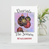 赤と緑のクリスマスオーナメントと写真 シーズンカード (スタンド正面)