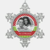 赤と緑のクリスマスカスタム写真 スノーフレークピューターオーナメント (正面)