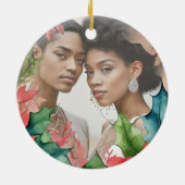 赤と緑のクリスマスホリデー婚約写真 セラミックオーナメント (裏面)