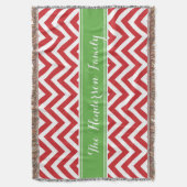 赤と緑のシェブロンファミリーモノグラム スローブランケット (正面縦)