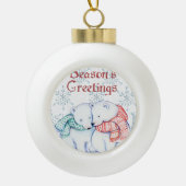 赤と緑のスカーフのかわいいホッキョクグマ セラミックボールオーナメント (正面)