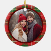赤と緑のチェック柄 | 家族第一のクリスマス写真 セラミックオーナメント (裏面)
