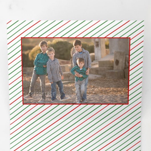 赤と緑のハッピーホリデー2024クリスマスフォト 三つ折りクリスマスカード (内部最初)