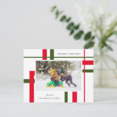 赤と緑のフェスティバルプレイドカスタムフォトホリデー シーズンポストカード (スタンド正面)