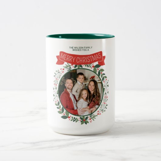 赤と緑のメリークリスマスと喜びの家族マグカップ ツートーンマグカップ (中央)